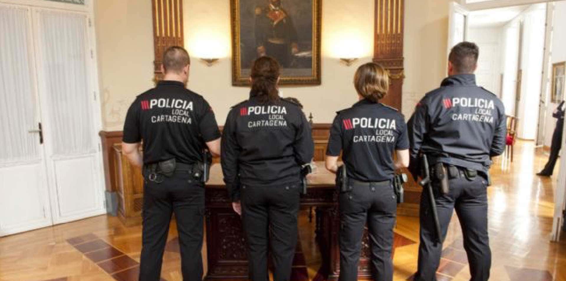 Policías locales de Cartagena en servicio oficial